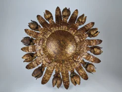 Große Mid-Century Deckenlampe aus vergoldetem Metall in Sonnen-Optik mit floralem Motiv, 1950er