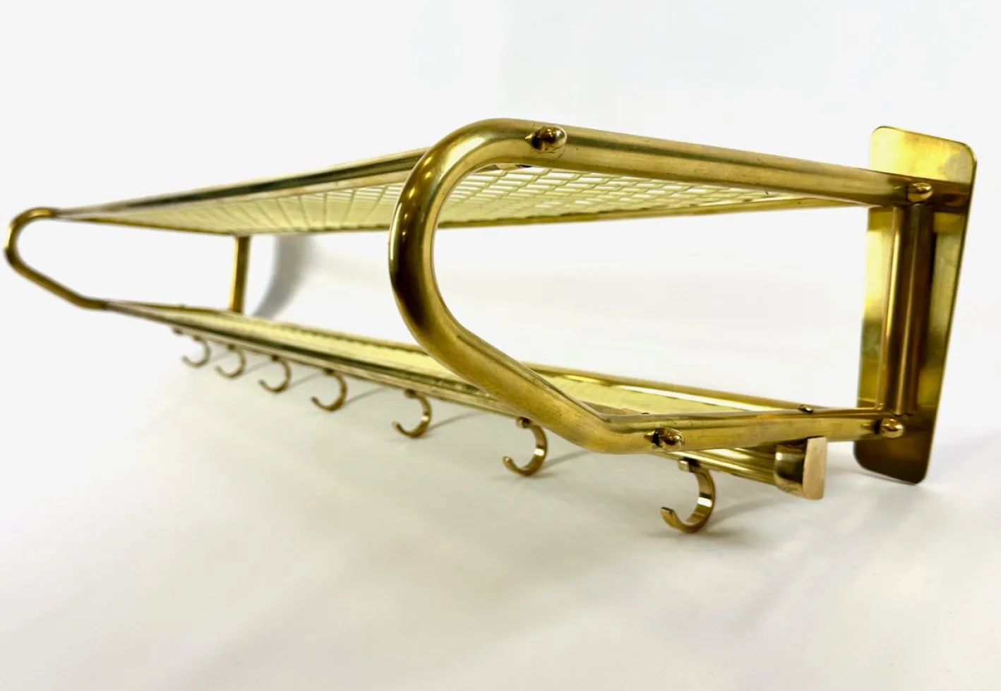 Große Mid-Century Modern Wandgarderobe aus Messing, 1950er