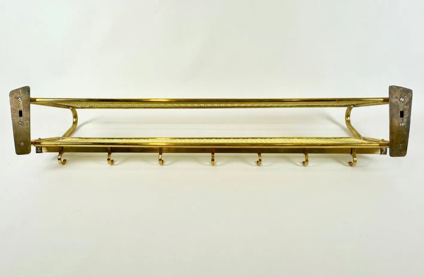 Große Mid-Century Modern Wandgarderobe aus Messing, 1950er