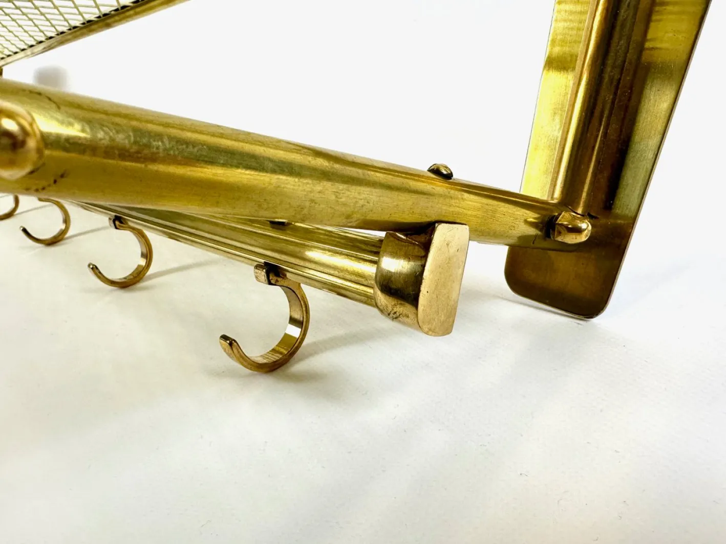Große Mid-Century Modern Wandgarderobe aus Messing, 1950er