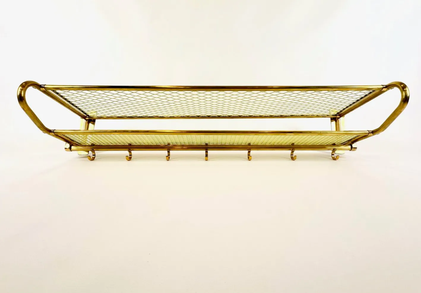 Große Mid-Century Modern Wandgarderobe aus Messing, 1950er