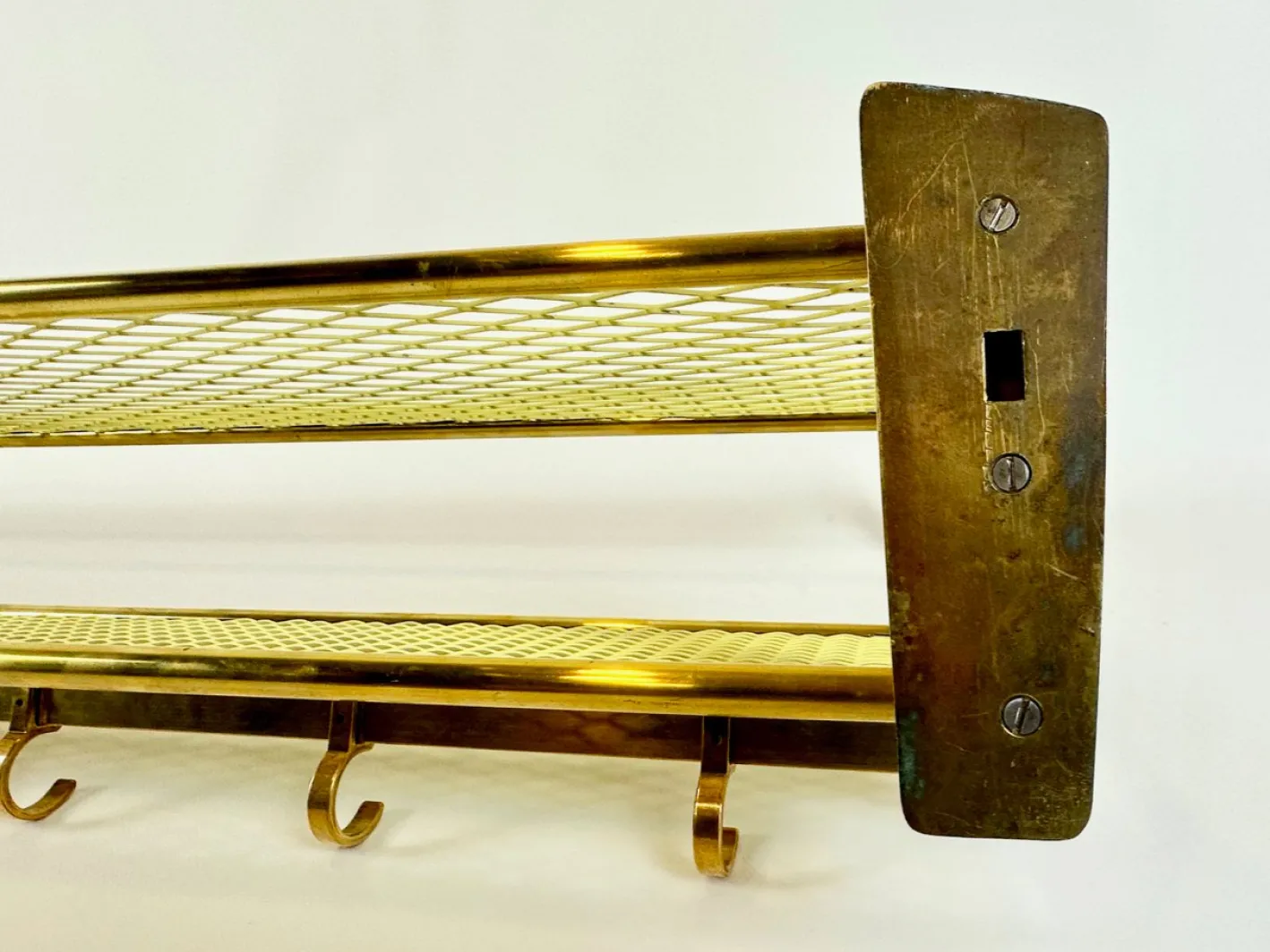 Große Mid-Century Modern Wandgarderobe aus Messing, 1950er