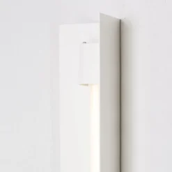 Große Misalliance Ral Wandlampe in reinem Weiß von Lexavala