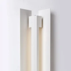 Große Misalliance Ral Wandlampe in reinem Weiß von Lexavala