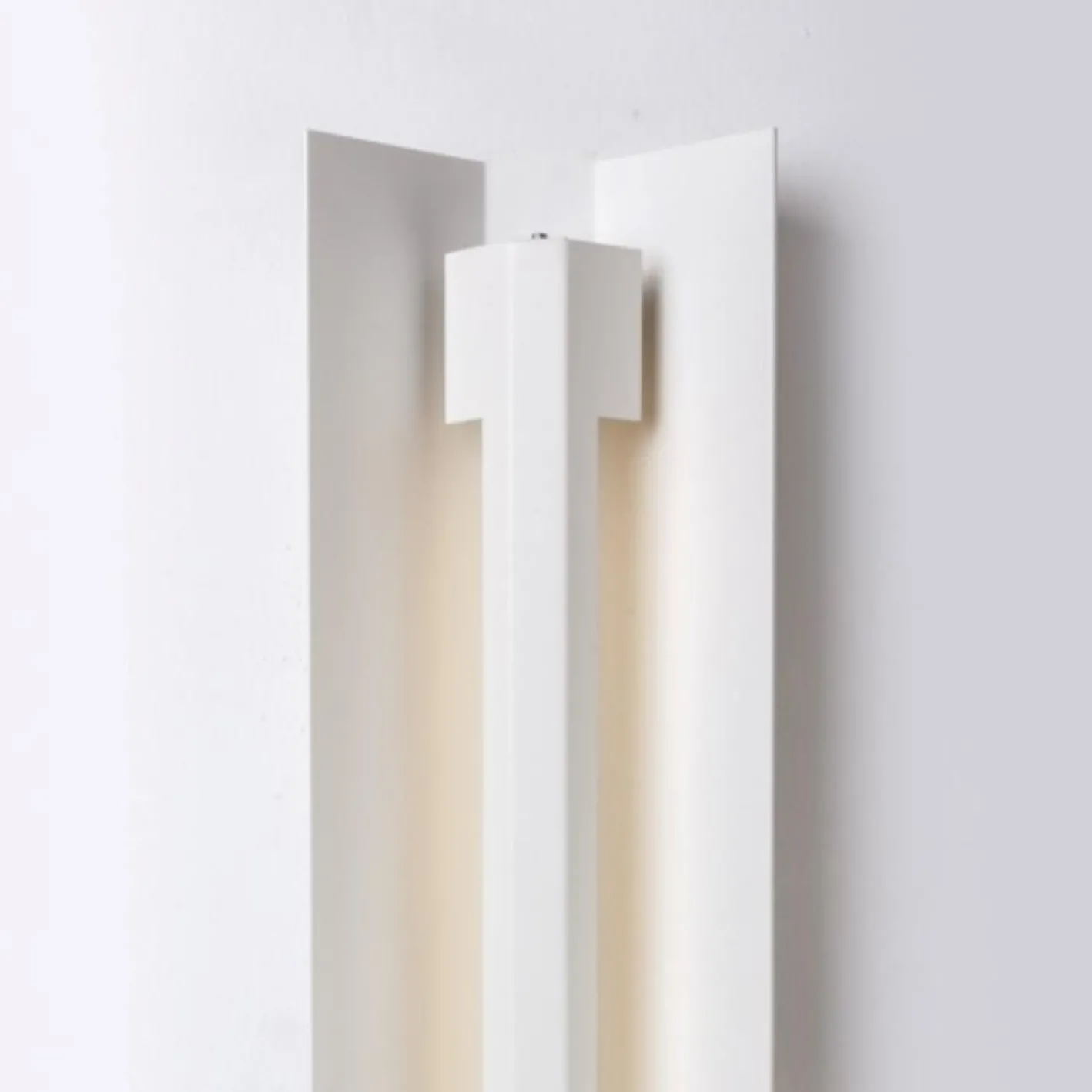 Große Misalliance Ral Wandlampe in reinem Weiß von Lexavala