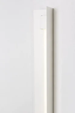Große Misalliance Ral Wandlampe in reinem Weiß von Lexavala