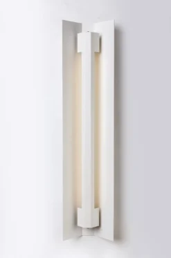 Große Misalliance Ral Wandlampe in reinem Weiß von Lexavala