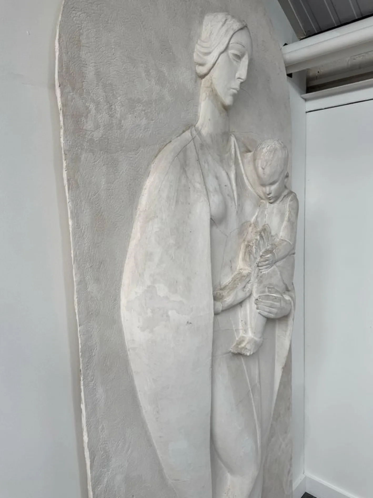 Große Mutterschaftsrelief aus Gips, 1920er