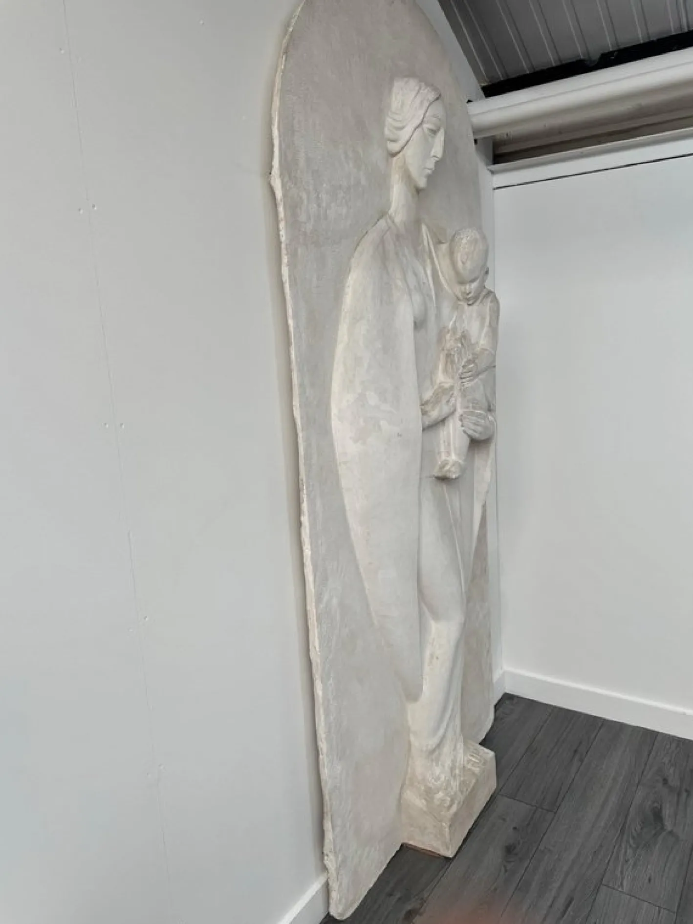 Große Mutterschaftsrelief aus Gips, 1920er