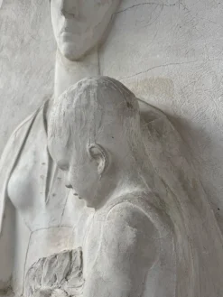 Große Mutterschaftsrelief aus Gips, 1920er