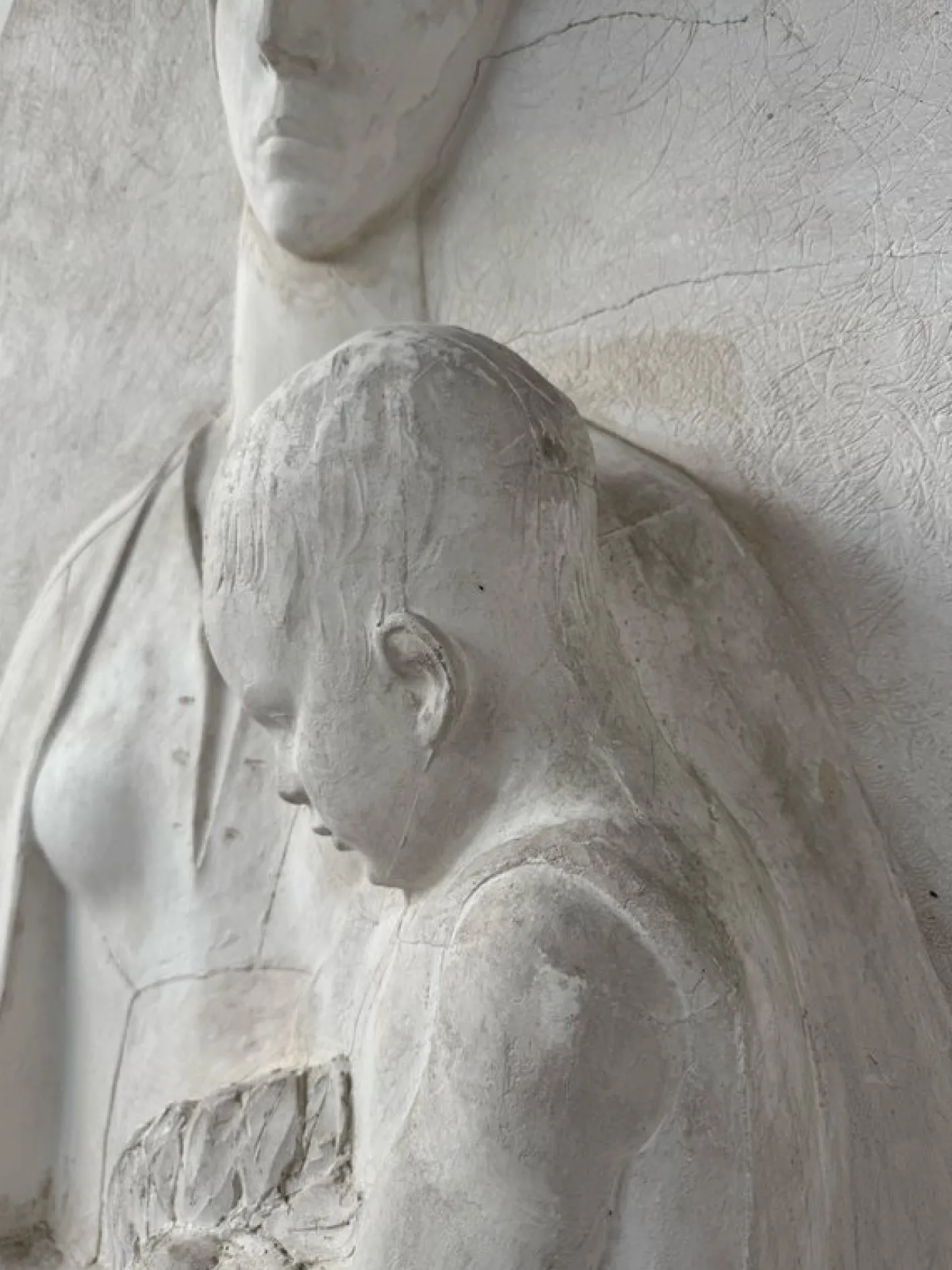 Große Mutterschaftsrelief aus Gips, 1920er