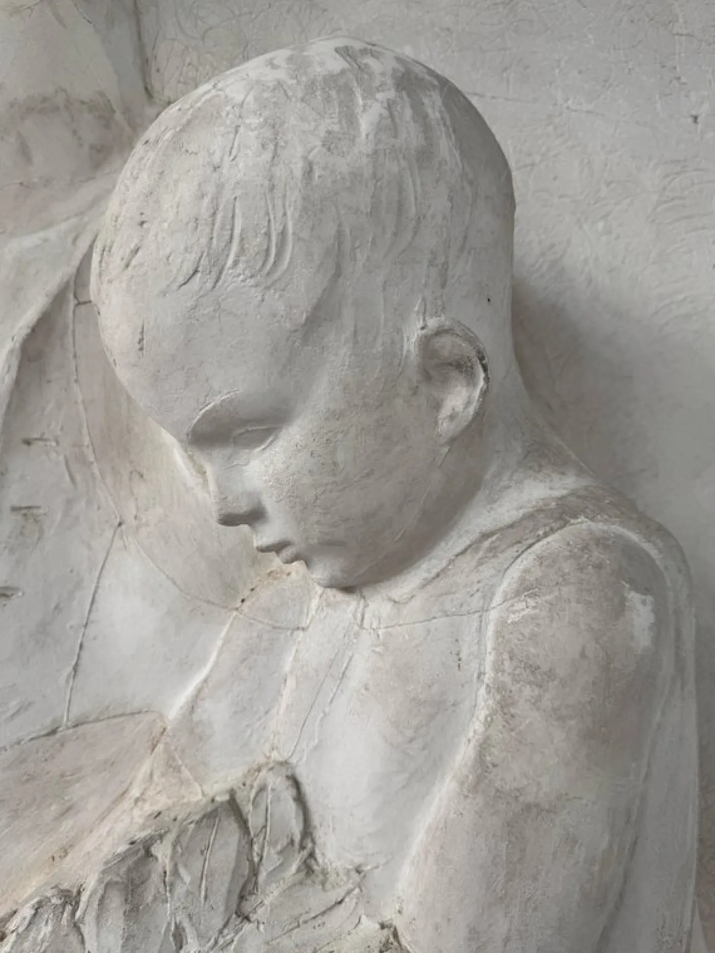 Große Mutterschaftsrelief aus Gips, 1920er