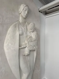 Große Mutterschaftsrelief aus Gips, 1920er
