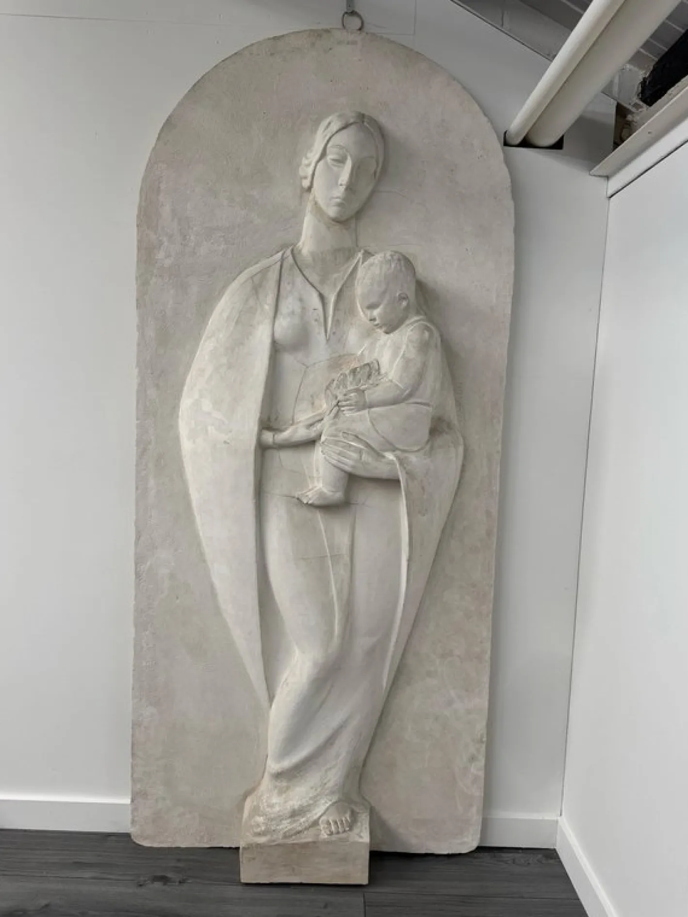 Große Mutterschaftsrelief aus Gips, 1920er