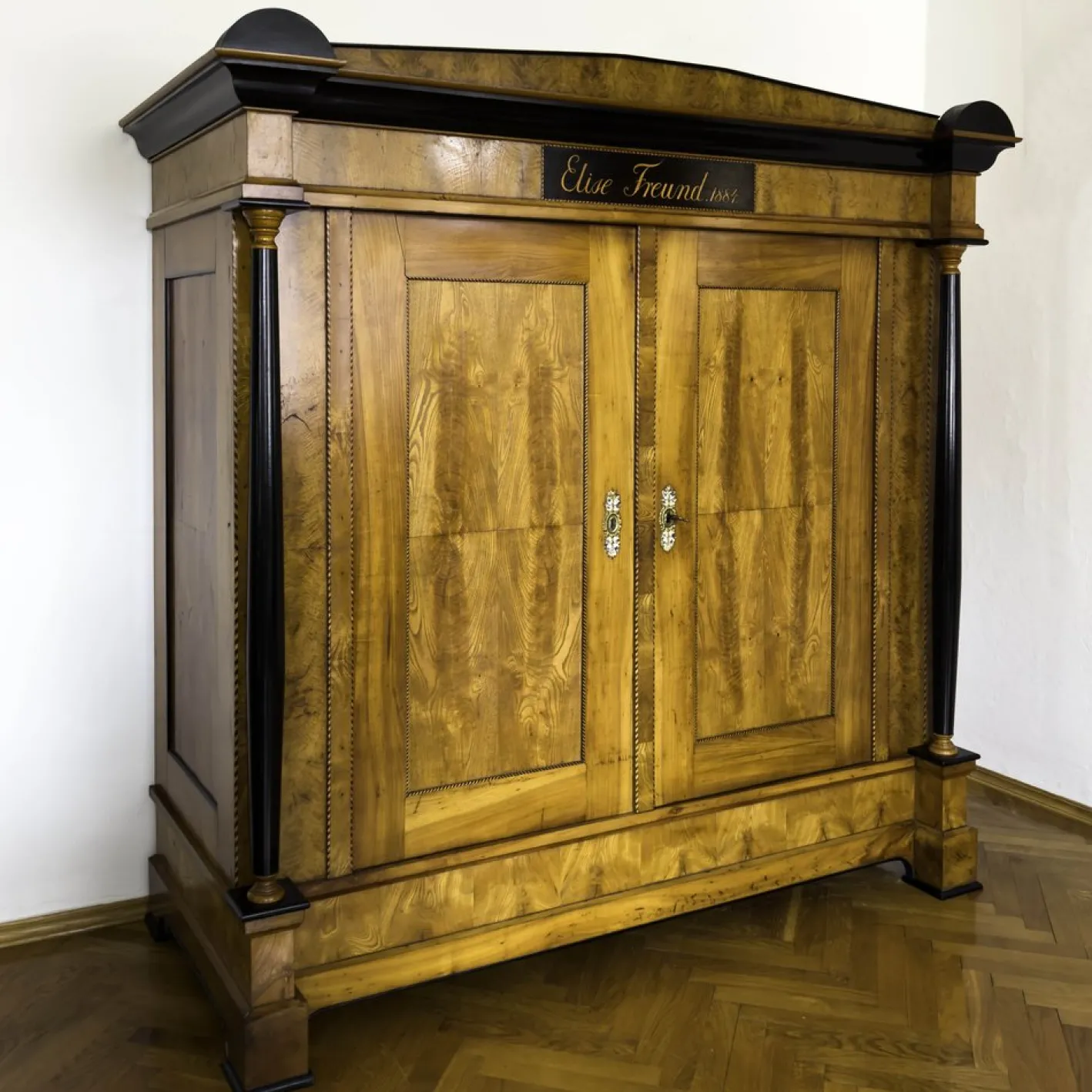 Großer Biedermeier Kleiderschrank aus Esche & Kirsche, 1884