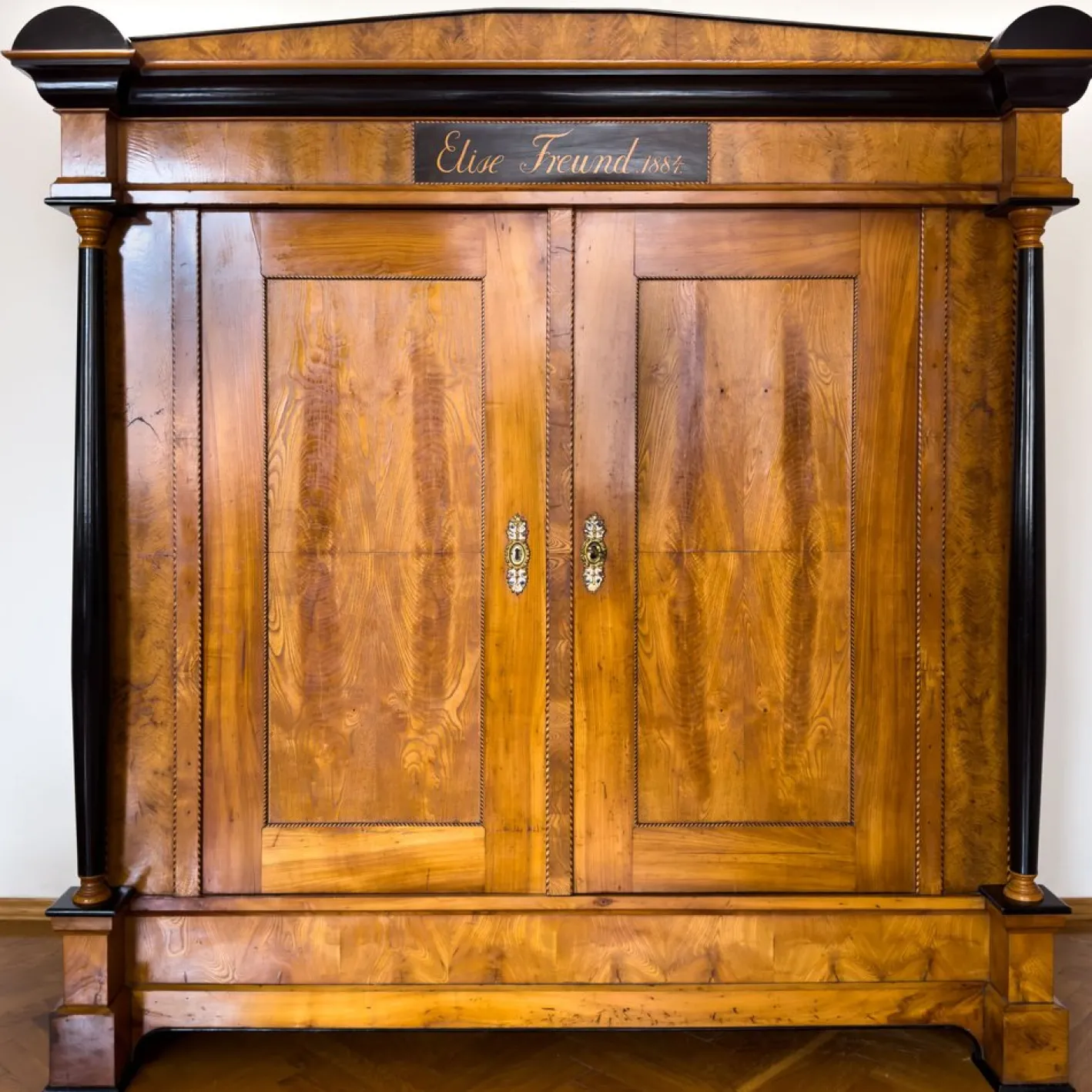 Großer Biedermeier Kleiderschrank aus Esche & Kirsche, 1884