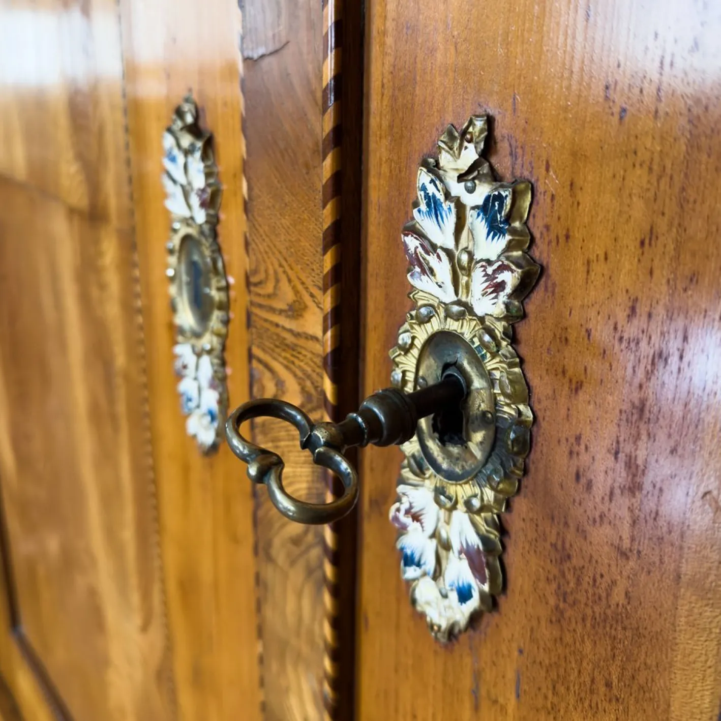 Großer Biedermeier Kleiderschrank aus Esche & Kirsche, 1884