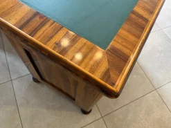 Großer Biedermeier Schreibtisch mit Leder