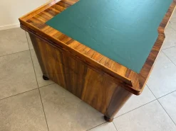 Großer Biedermeier Schreibtisch mit Leder