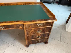 Großer Biedermeier Schreibtisch mit Leder