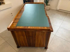 Großer Biedermeier Schreibtisch mit Leder