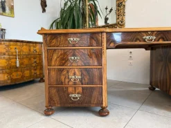 Großer Biedermeier Schreibtisch mit Leder