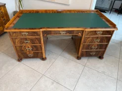 Großer Biedermeier Schreibtisch mit Leder