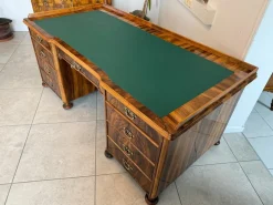 Großer Biedermeier Schreibtisch mit Leder