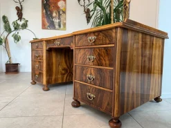 Großer Biedermeier Schreibtisch mit Leder