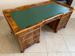 Großer Biedermeier Schreibtisch mit Leder