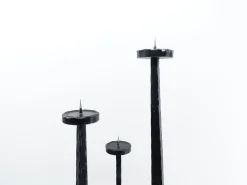 Großer brutalistischer dreibeiniger Kronleuchter aus gehämmertem Schmiedeeisen, 1960