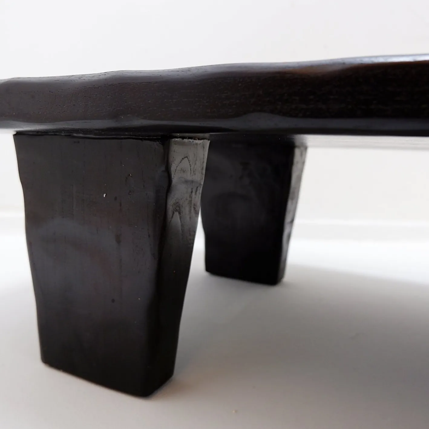 Großer Couchtisch aus Schwarz Gehämmertem Holz