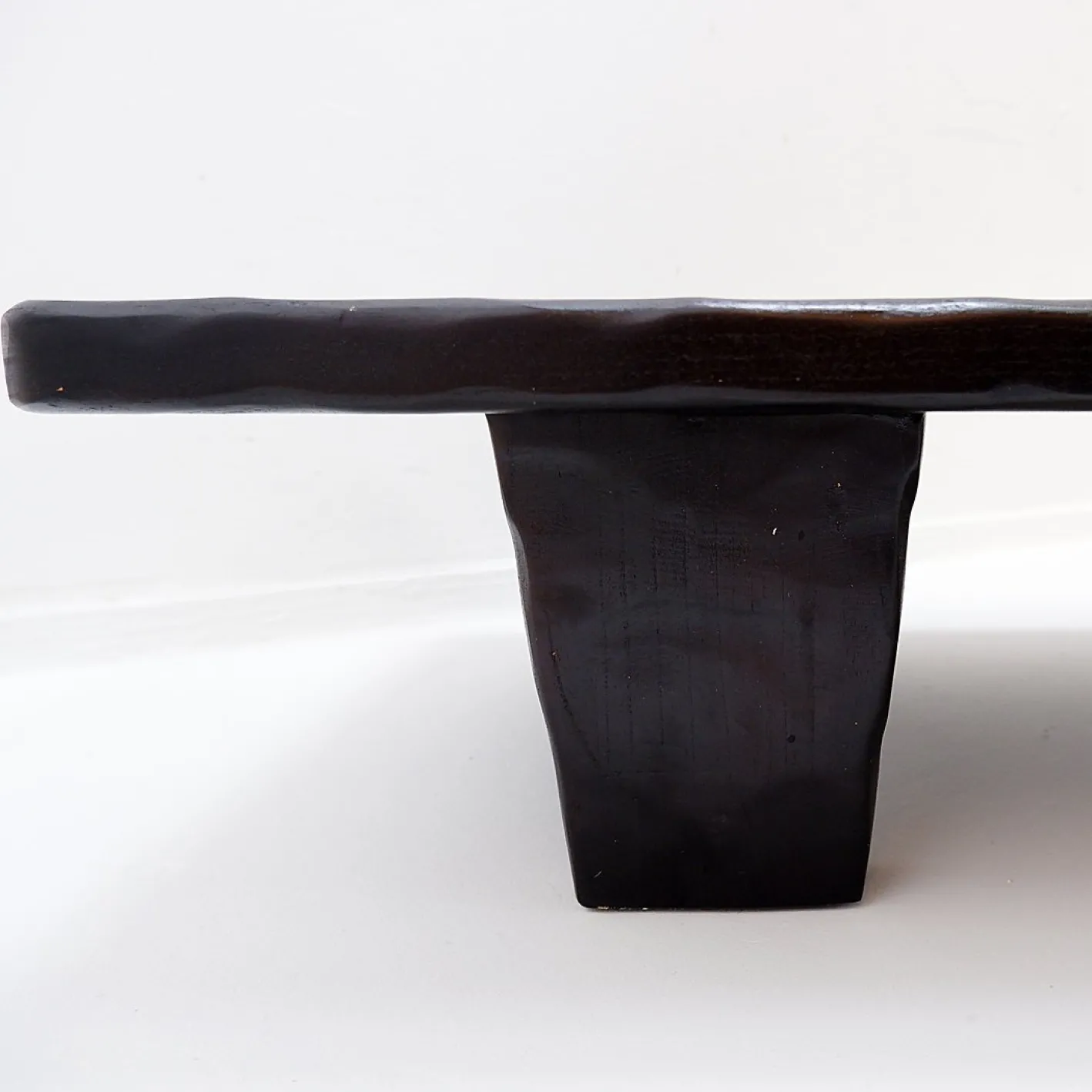 Großer Couchtisch aus Schwarz Gehämmertem Holz