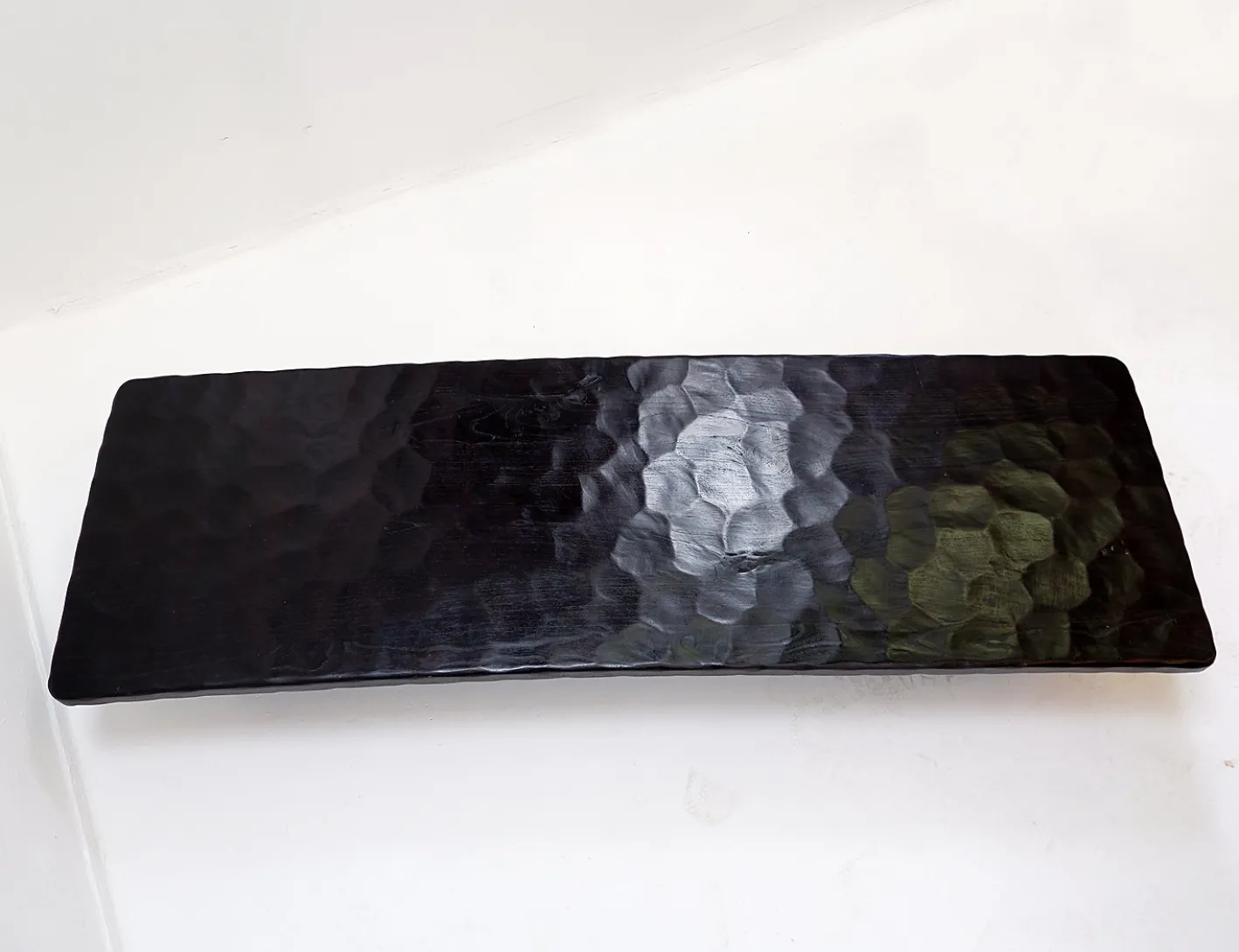 Großer Couchtisch aus Schwarz Gehämmertem Holz