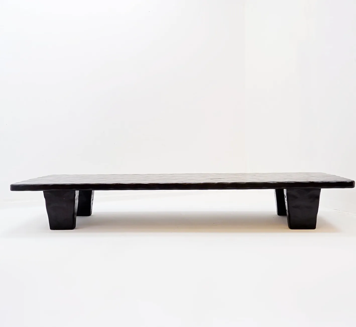 Großer Couchtisch aus Schwarz Gehämmertem Holz