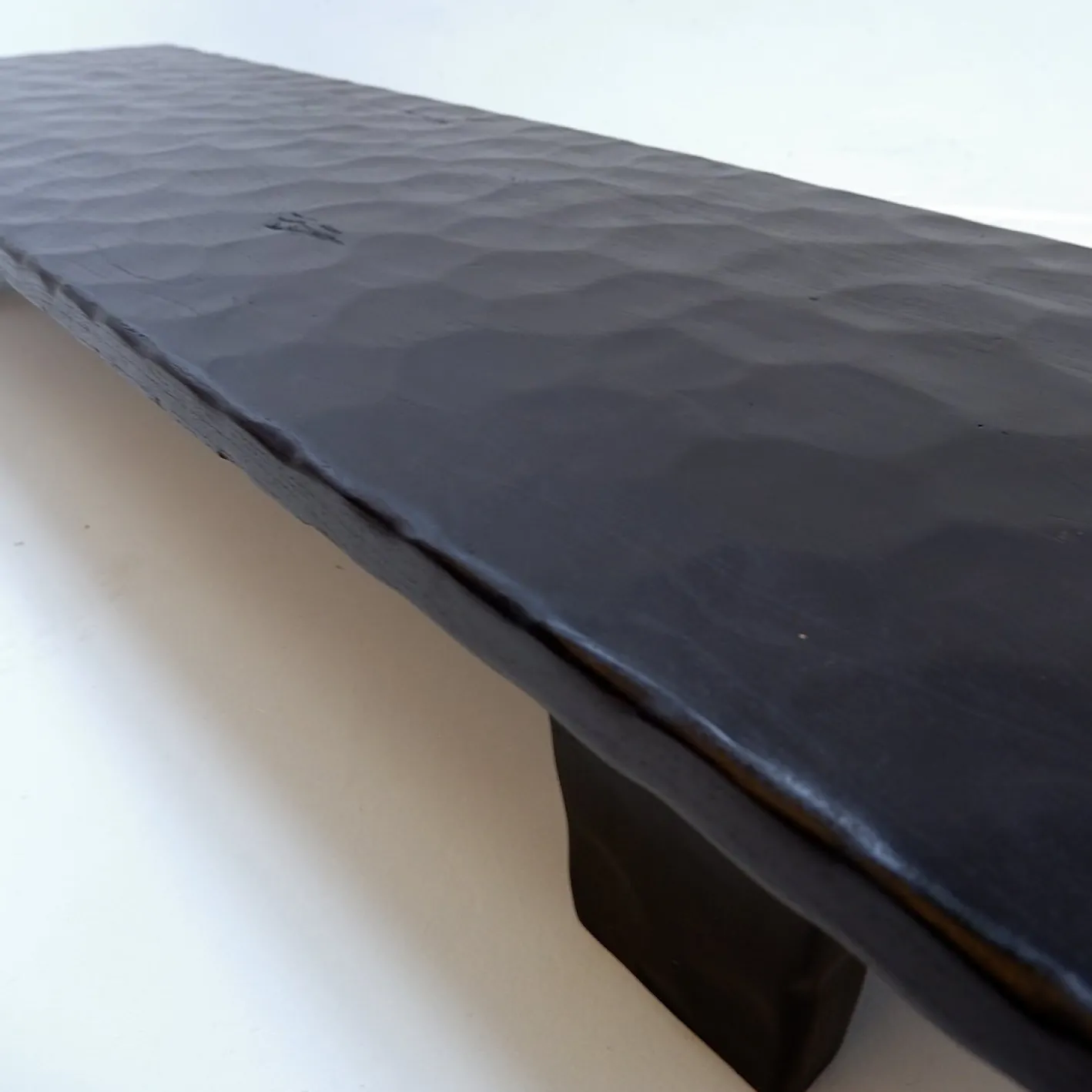 Großer Couchtisch aus Schwarz Gehämmertem Holz