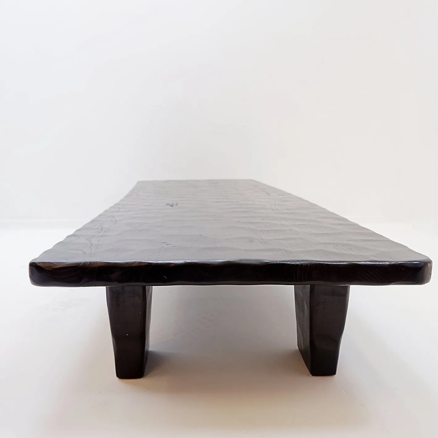 Großer Couchtisch aus Schwarz Gehämmertem Holz