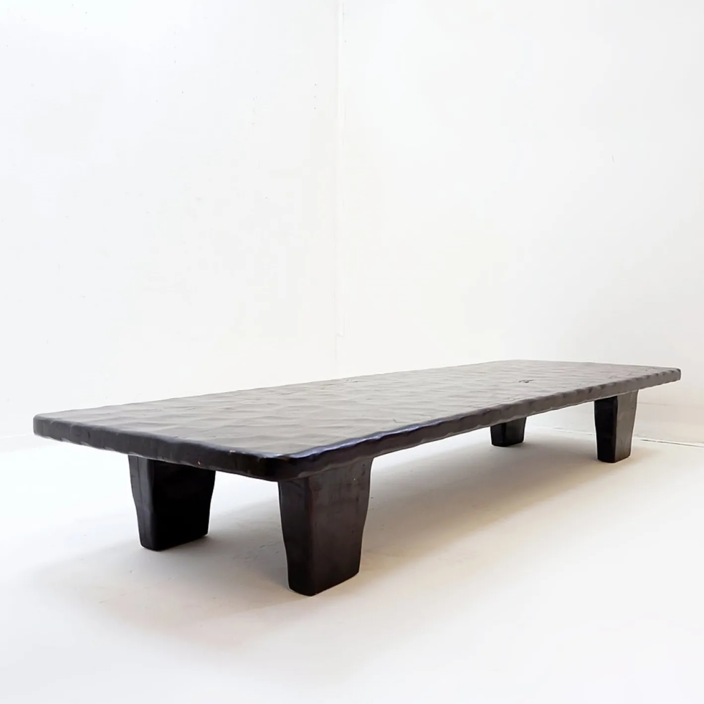 Großer Couchtisch aus Schwarz Gehämmertem Holz