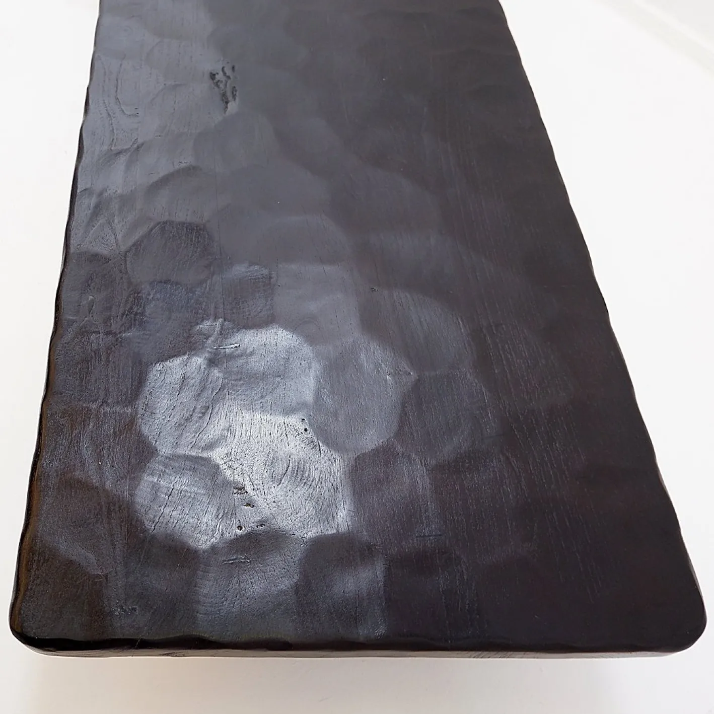 Großer Couchtisch aus Schwarz Gehämmertem Holz