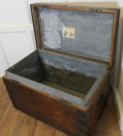 Großer gefütterter Reisekoffer aus Eisen von HD Dean, 1890er