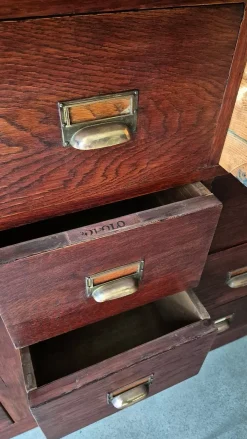 Großer italienischer Aktenschrank aus Kastanienholz mit 20 Schubladen, 1890er