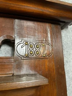 Großer neugotischer Kleiderschrank aus geschnitzter Eiche mit eingebauter Kommode, spätes 19. Jh