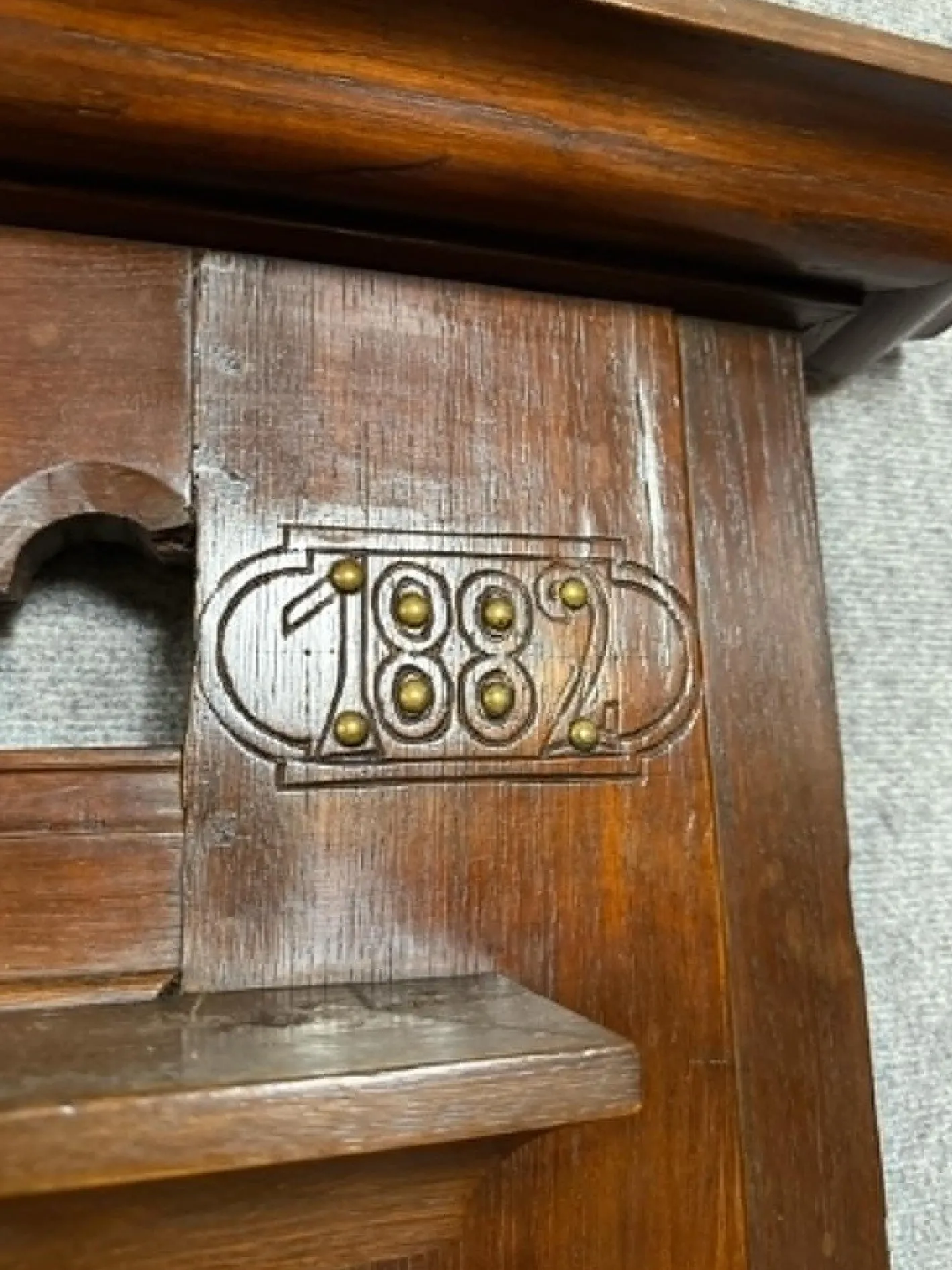 Großer neugotischer Kleiderschrank aus geschnitzter Eiche mit eingebauter Kommode, spätes 19. Jh