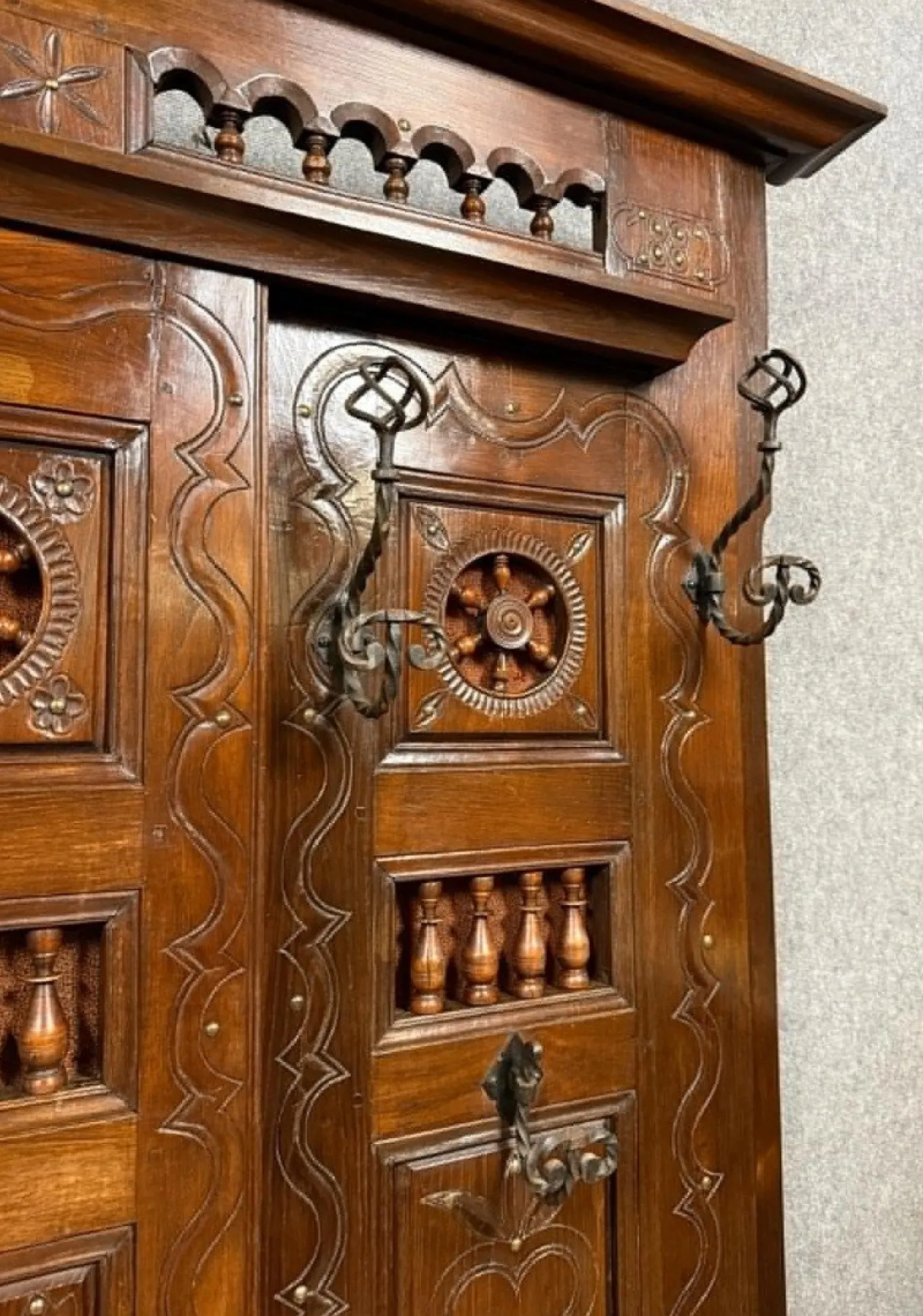 Großer neugotischer Kleiderschrank aus geschnitzter Eiche mit eingebauter Kommode, spätes 19. Jh