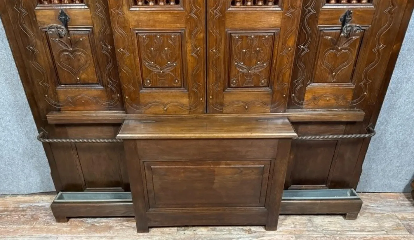Großer neugotischer Kleiderschrank aus geschnitzter Eiche mit eingebauter Kommode, spätes 19. Jh