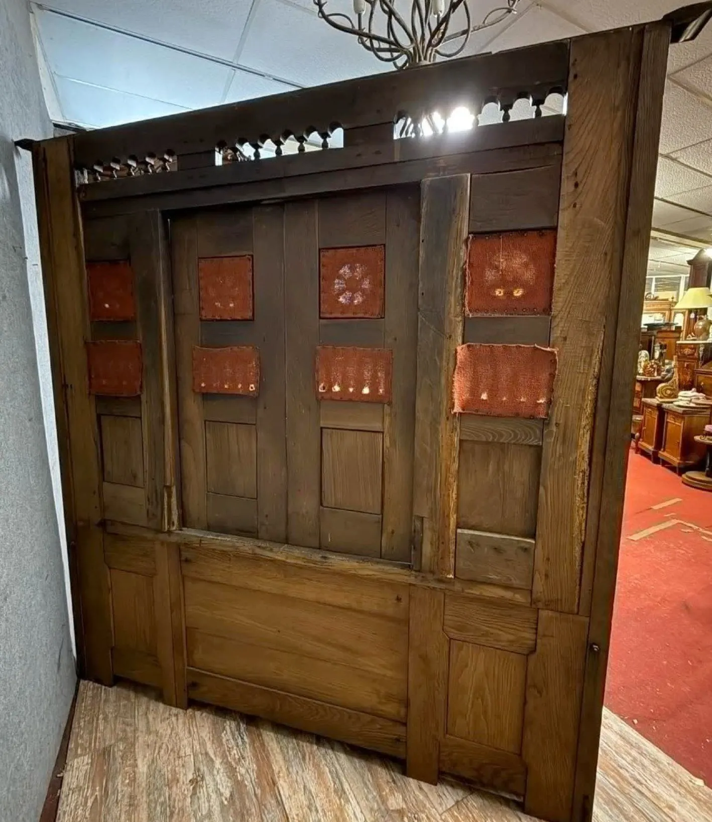 Großer neugotischer Kleiderschrank aus geschnitzter Eiche mit eingebauter Kommode, spätes 19. Jh