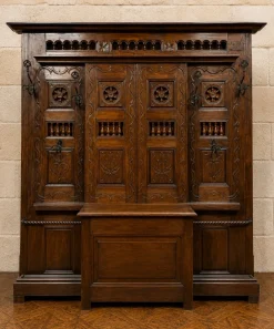 Großer neugotischer Kleiderschrank aus geschnitzter Eiche mit eingebauter Kommode, spätes 19. Jh