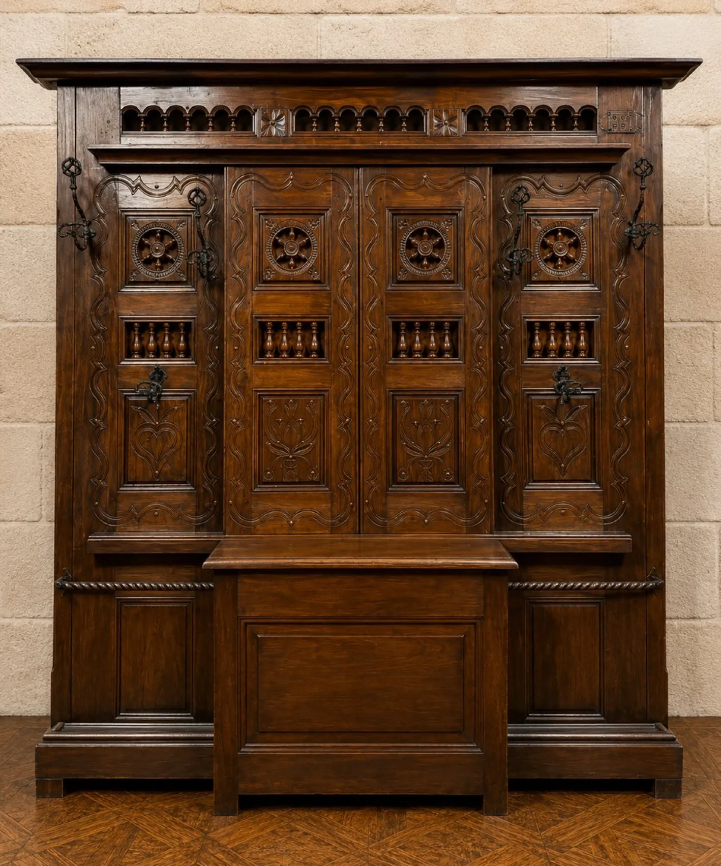 Großer neugotischer Kleiderschrank aus geschnitzter Eiche mit eingebauter Kommode, spätes 19. Jh