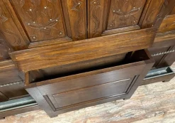Großer neugotischer Kleiderschrank aus geschnitzter Eiche mit eingebauter Kommode, spätes 19. Jh