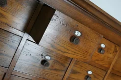 Großer niederländischer Apothekerschrank aus Eiche mit Emailleschilden, 1900er